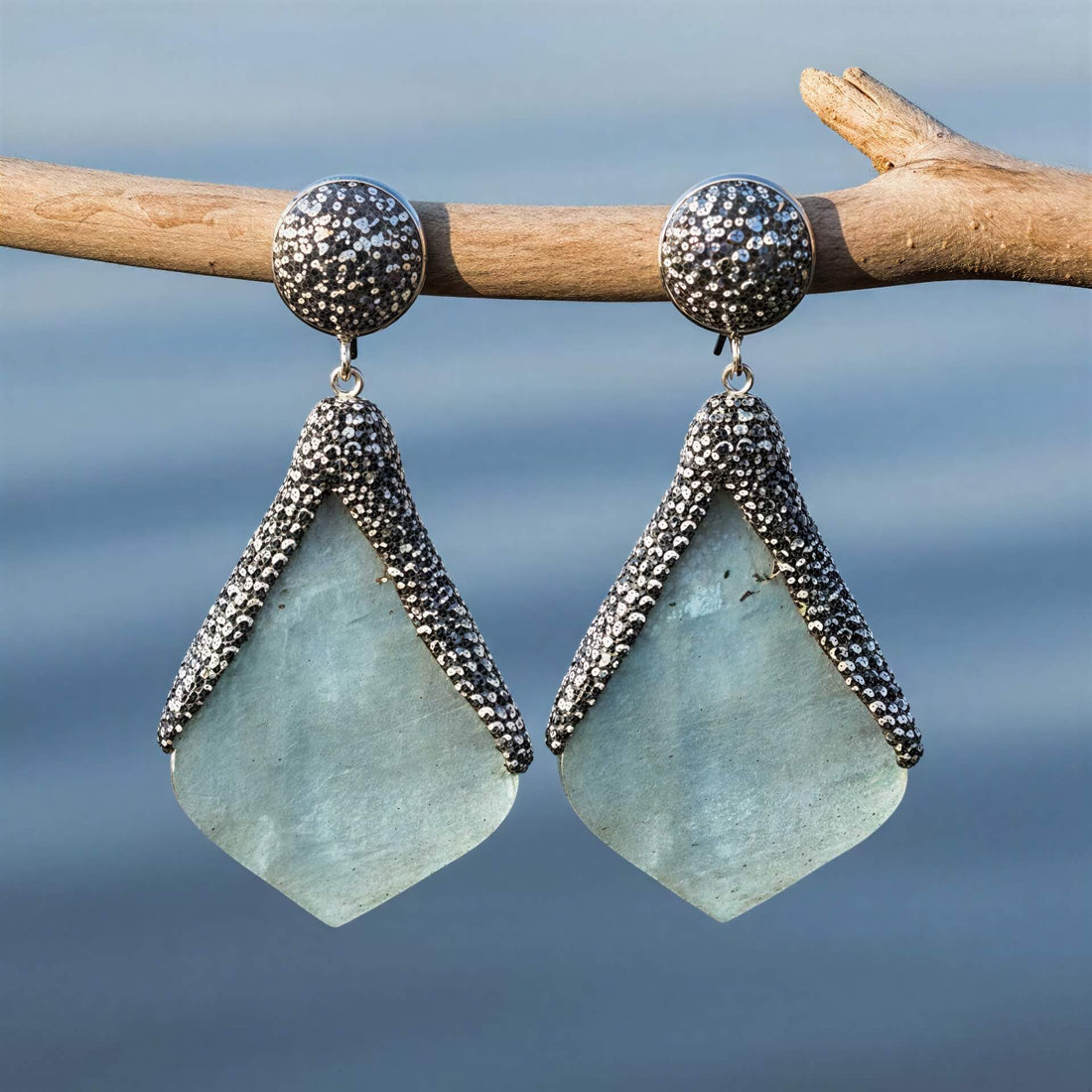 Grote edelstenen oorbellen met labradoriet en stras steentjes hangend aan tak | Big Bright Labradorite Flyer