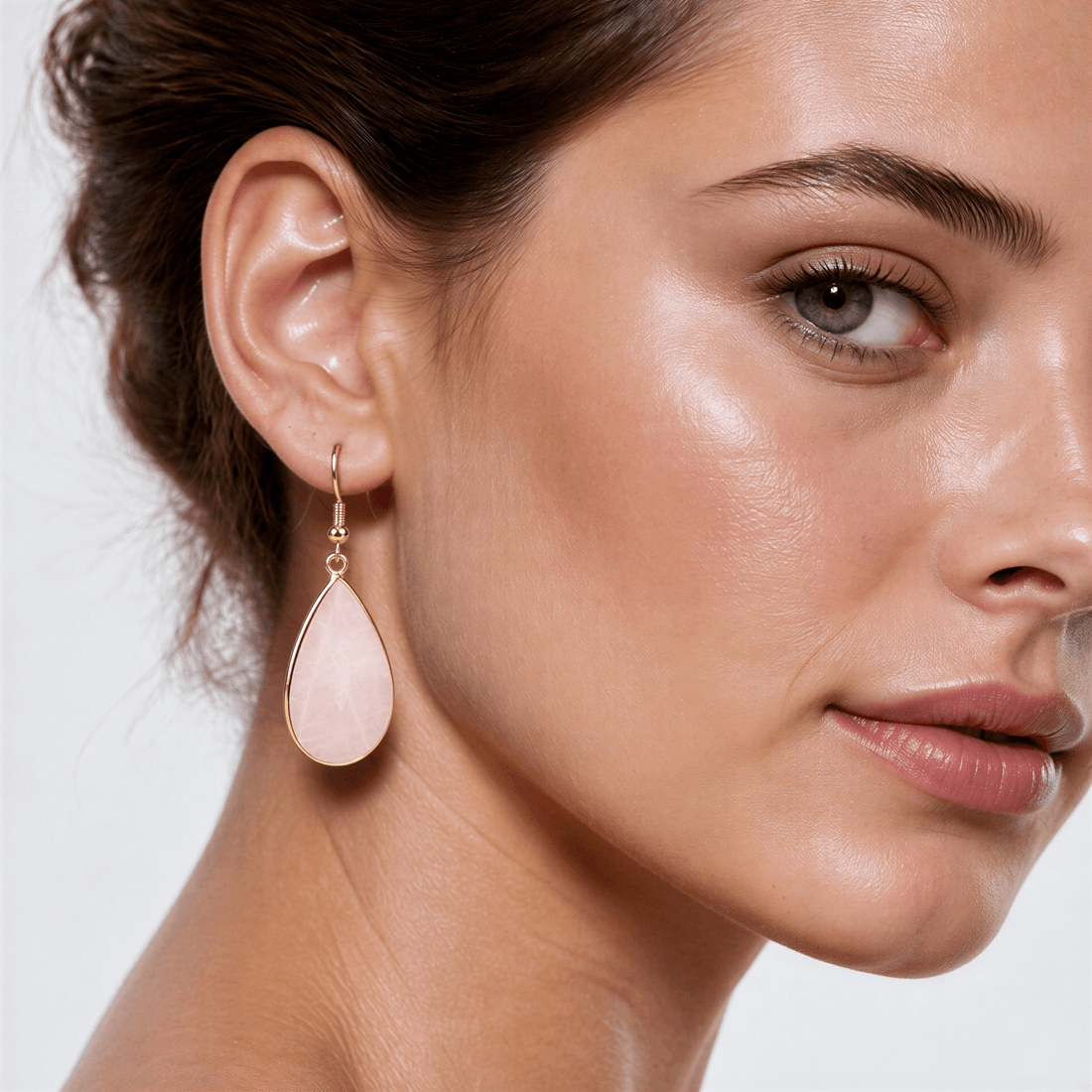 Roze edelstenen oorbellen met rozenkwarts en goud edelstaal op model | Big Teardrop Rose Quartz Gold