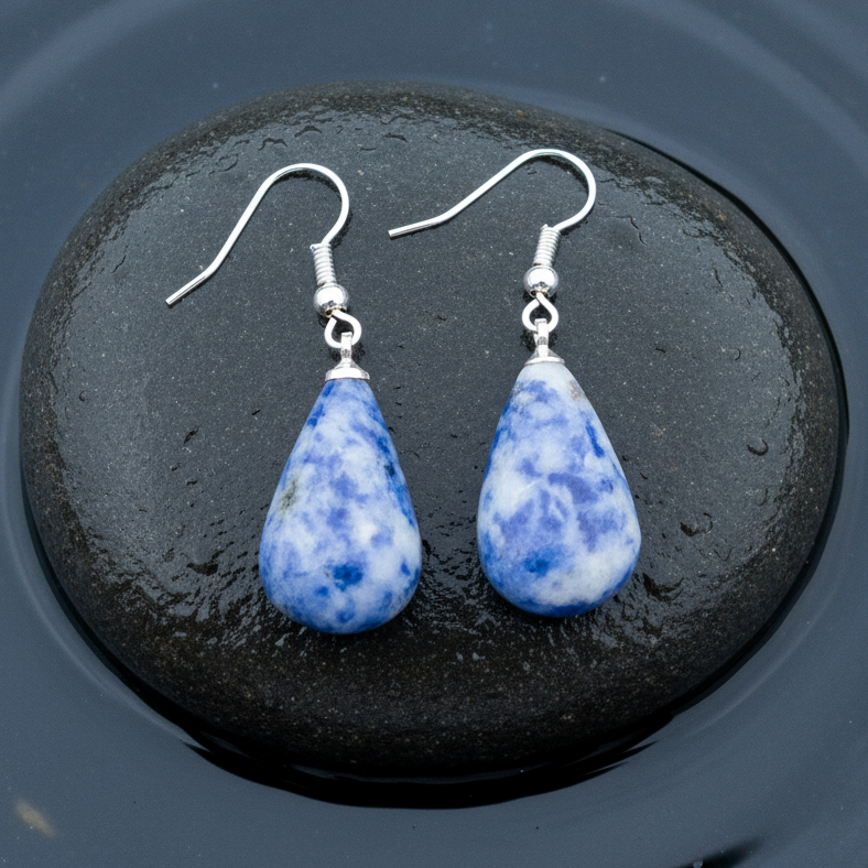 Blauwe edelstenen oorbellen met jaspis en sterling zilver (925) liggend op steen in water| Blue Spot Big Drop