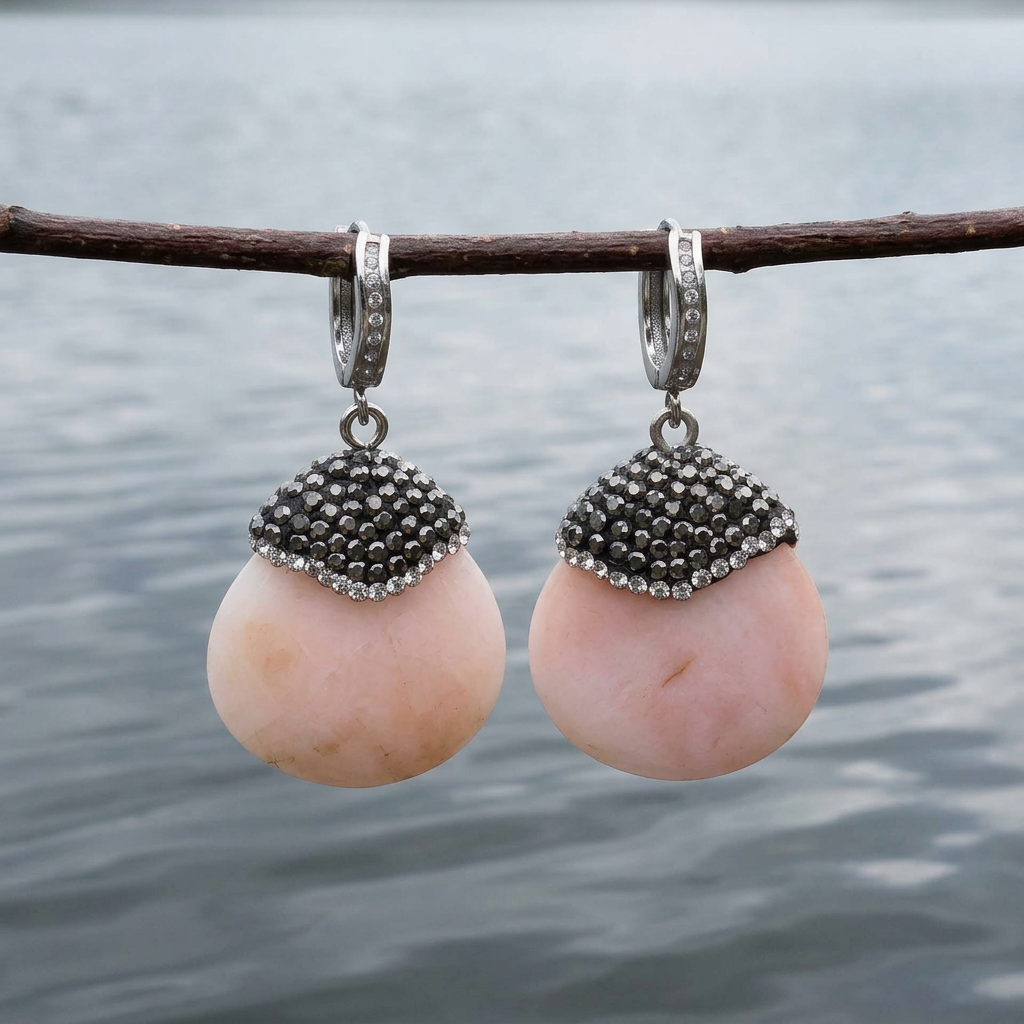 Licht roze edelstenen oorbellen met jade en stras steentjes hangend aan takje boven water | Bright Pink Jade
