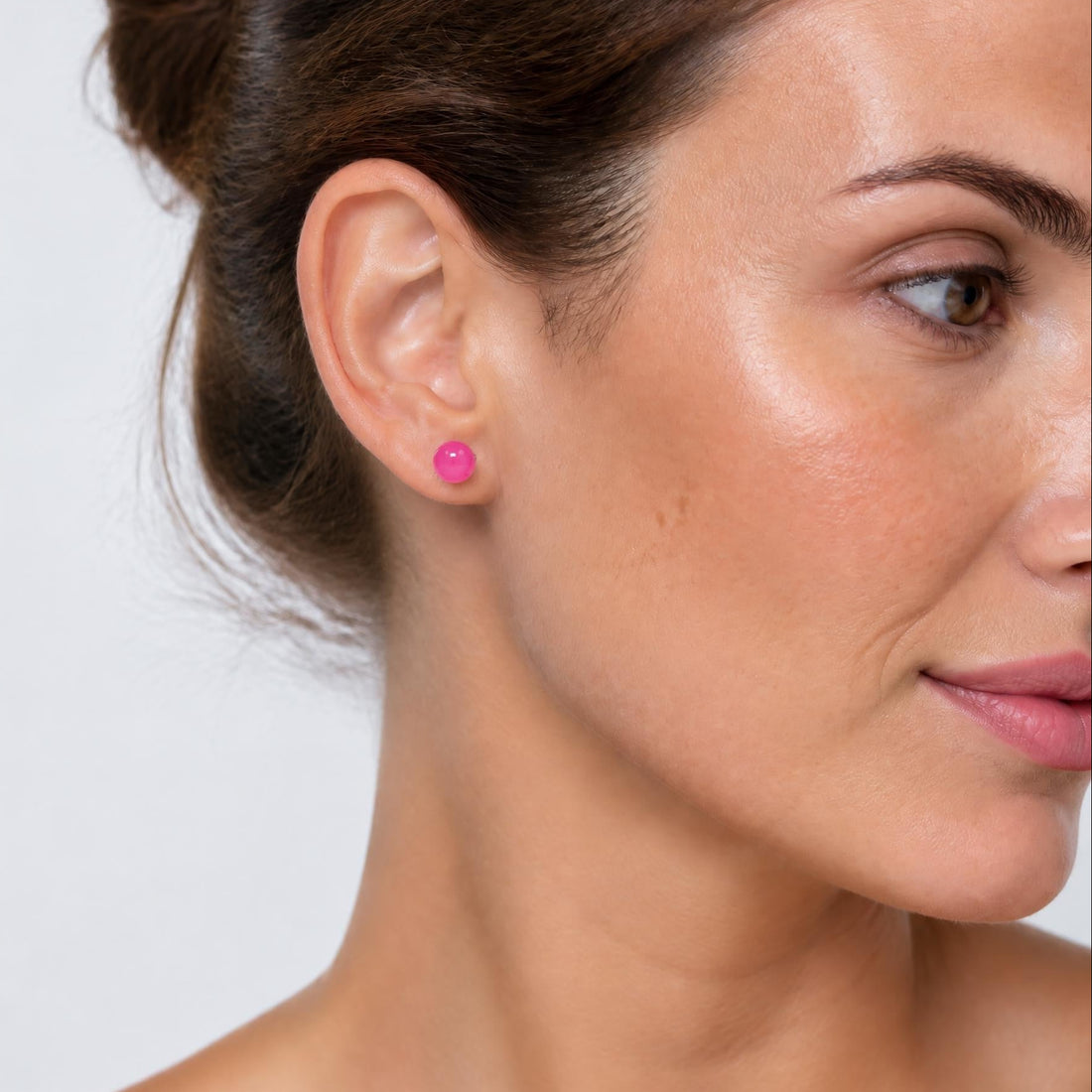 Donker roze edelstenen oorbellen, donker roze edelstenen oorknopjes gedragen door model | Cat&