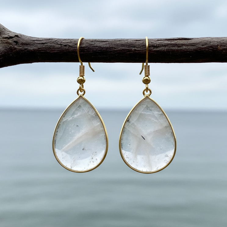 Edelstenen oorbellen met bergkristal en goud edelstaal hangend aan takje | Clarice