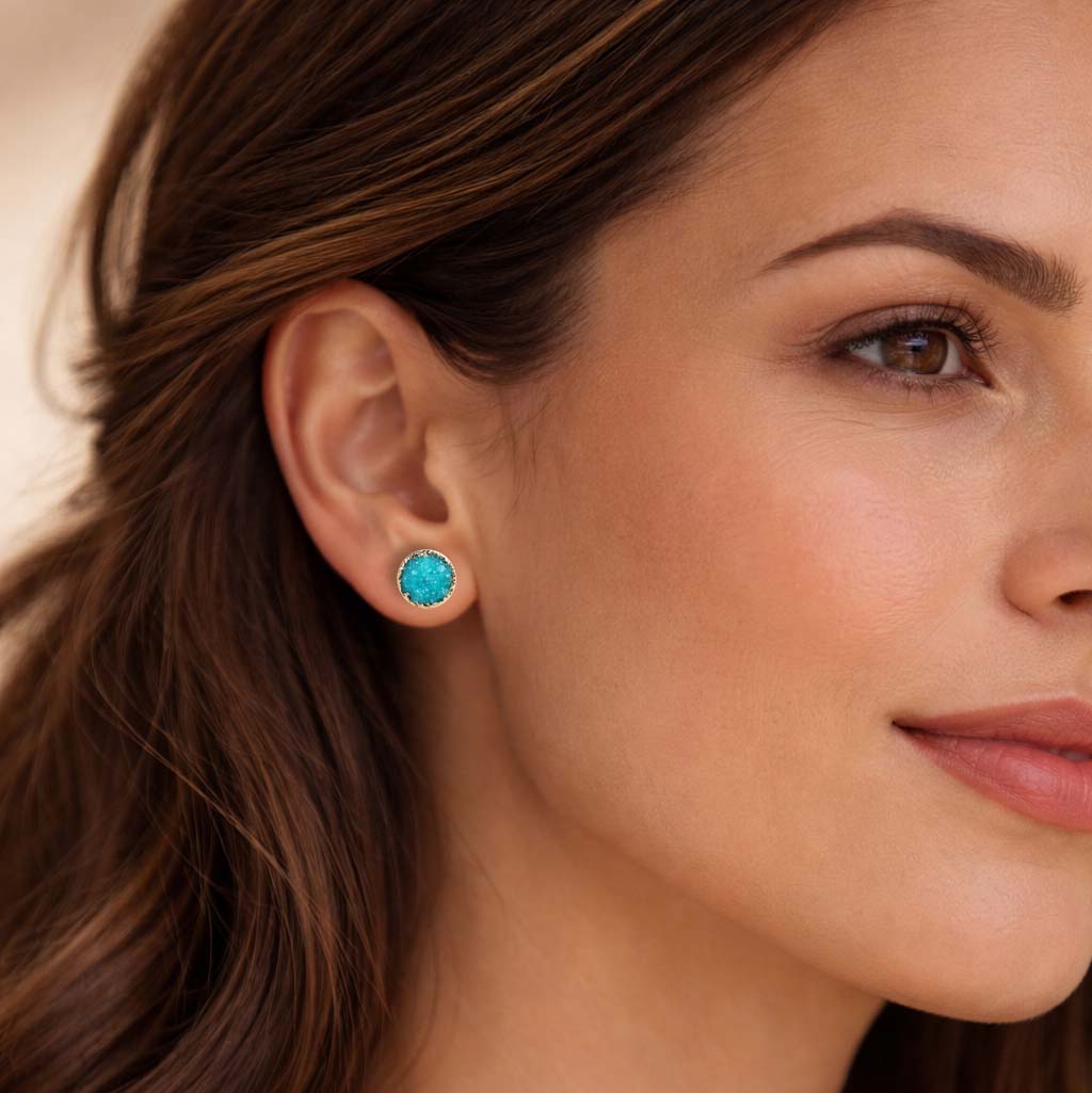Edelstenen oorknoppen met aqua blauwe druzy agaat en goud op model | Druzy Gold Deep Sky Blue