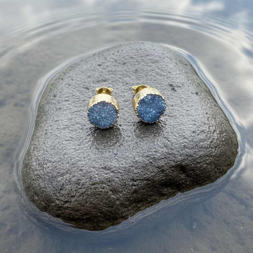 Blauwe druzy agaat oorbellen met goud, edelstenen oorstekers, liggend op steen | Druzy Gold Royal Blue
