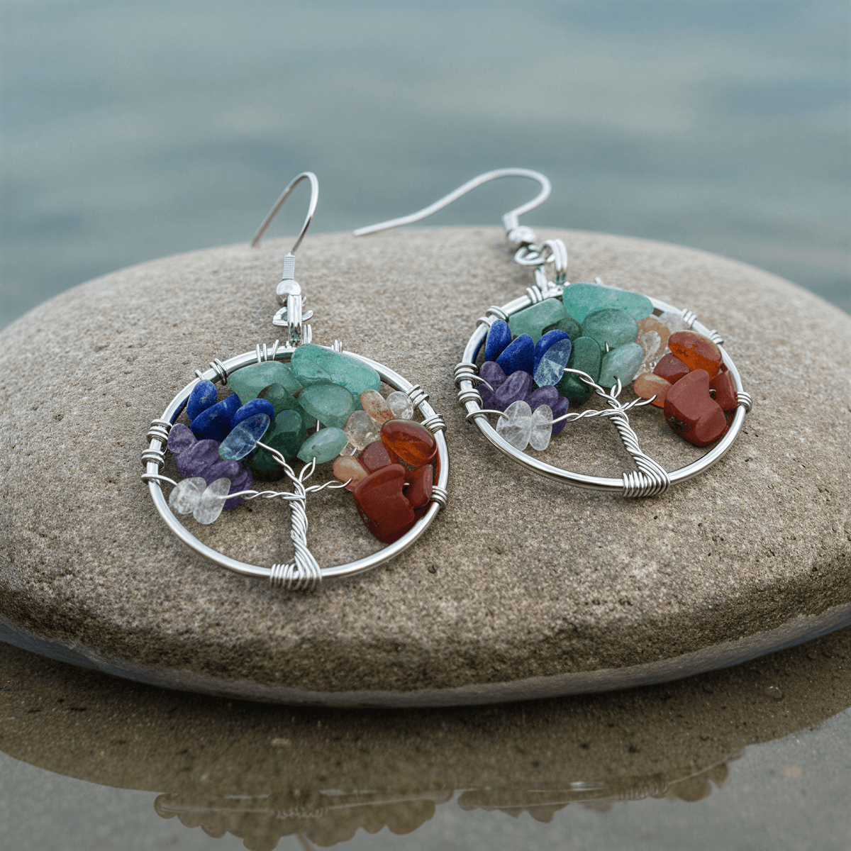 Edelstenen oorbellen met levensboom liggend op steen | Gemstone Tree of Life