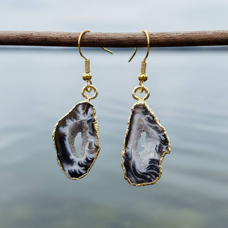 Grijze edelstenen oorbellen met ijskwarts en goud edelstaal hangend aan tak boven water | Gold Ice Quartz