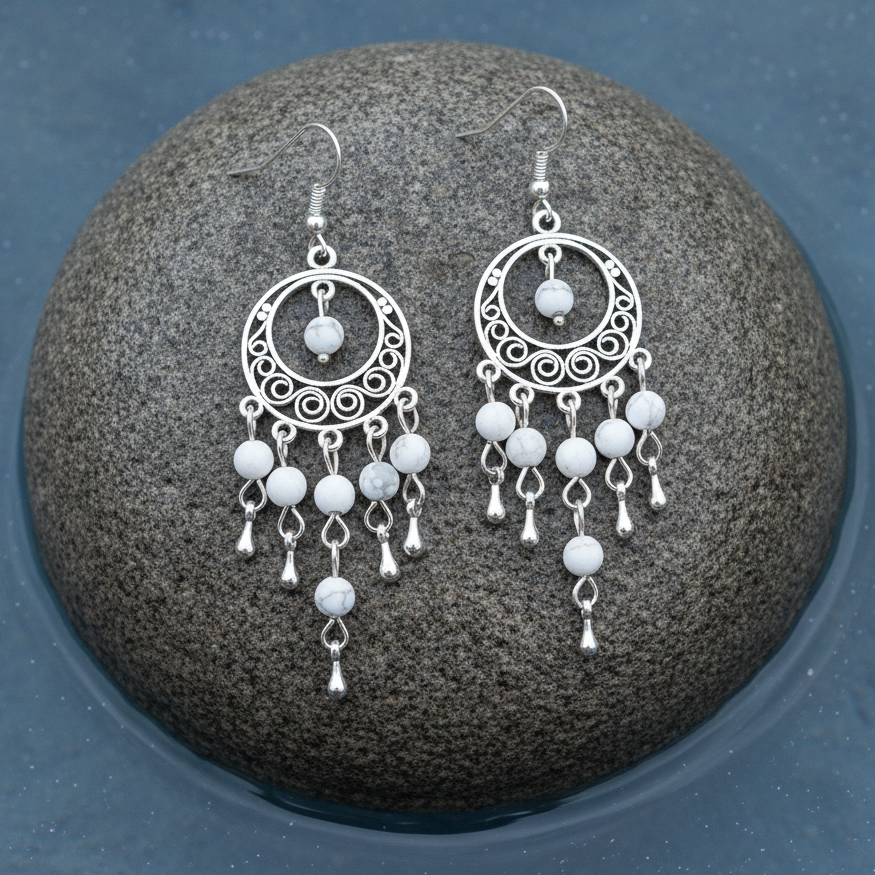 Witte edelstenen oorbellen met sterling zilver (925) en howliet liggend op steen | Oriental Howlite