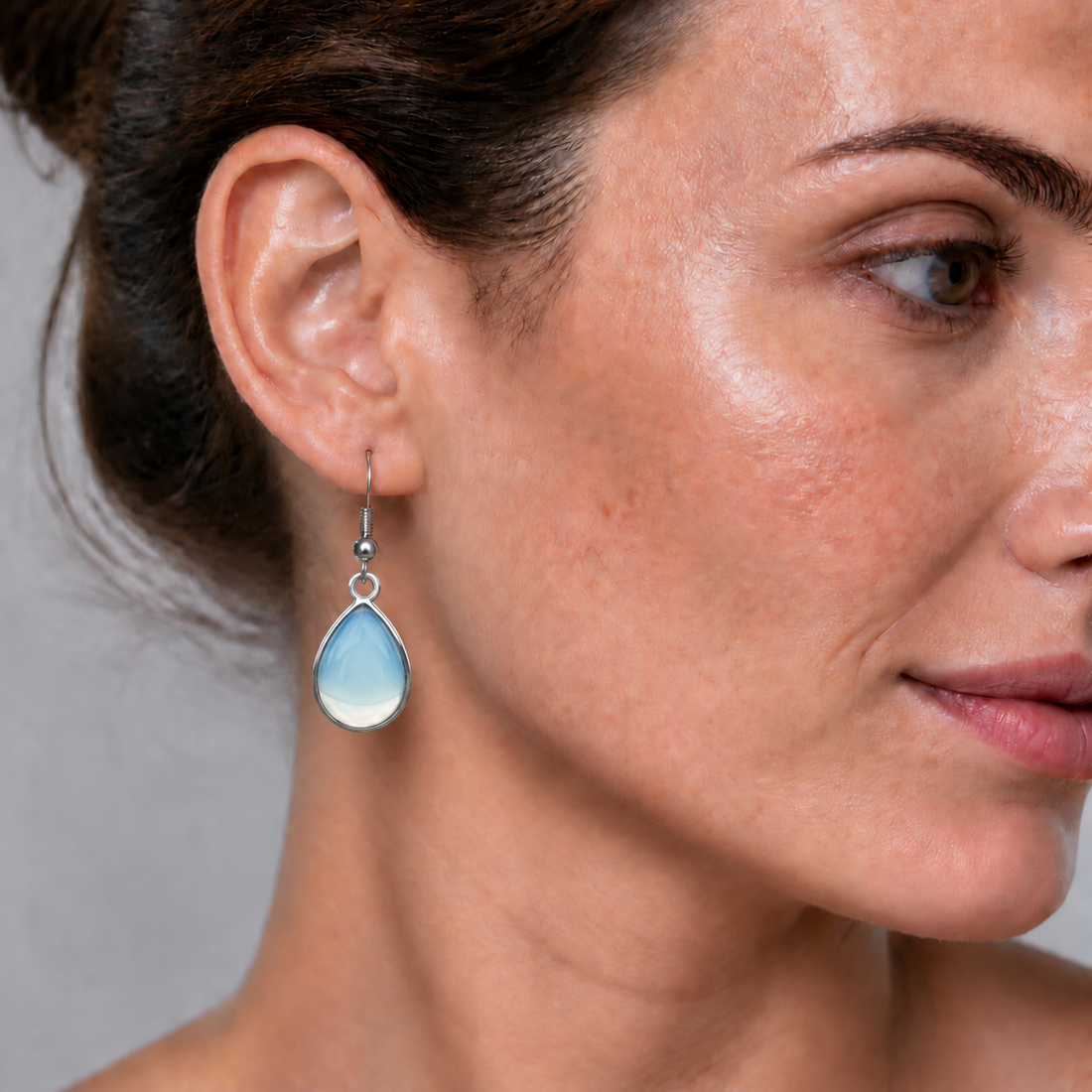 Licht blauwe edelstenen oorbellen met zee opaal en oorbelhaakjes van sterling zilver (925) | Sea Opal Teardrop