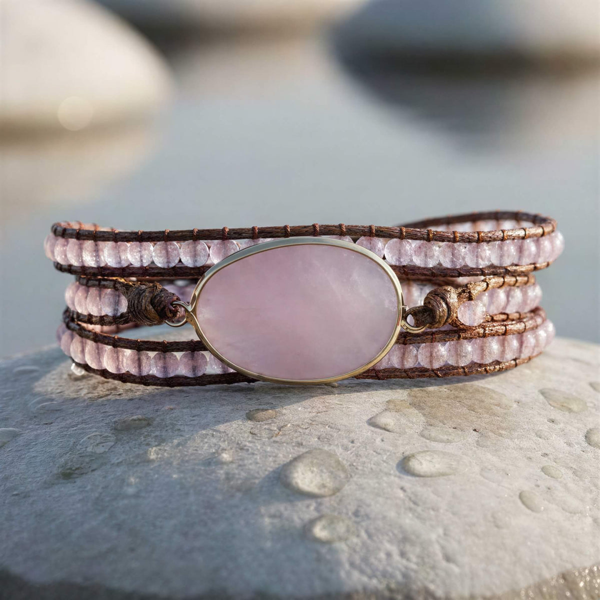 Roze edelstenen wikkelarmband met rozenkwarts liggend op steen | Wrap Rose Quartz 3 Rows