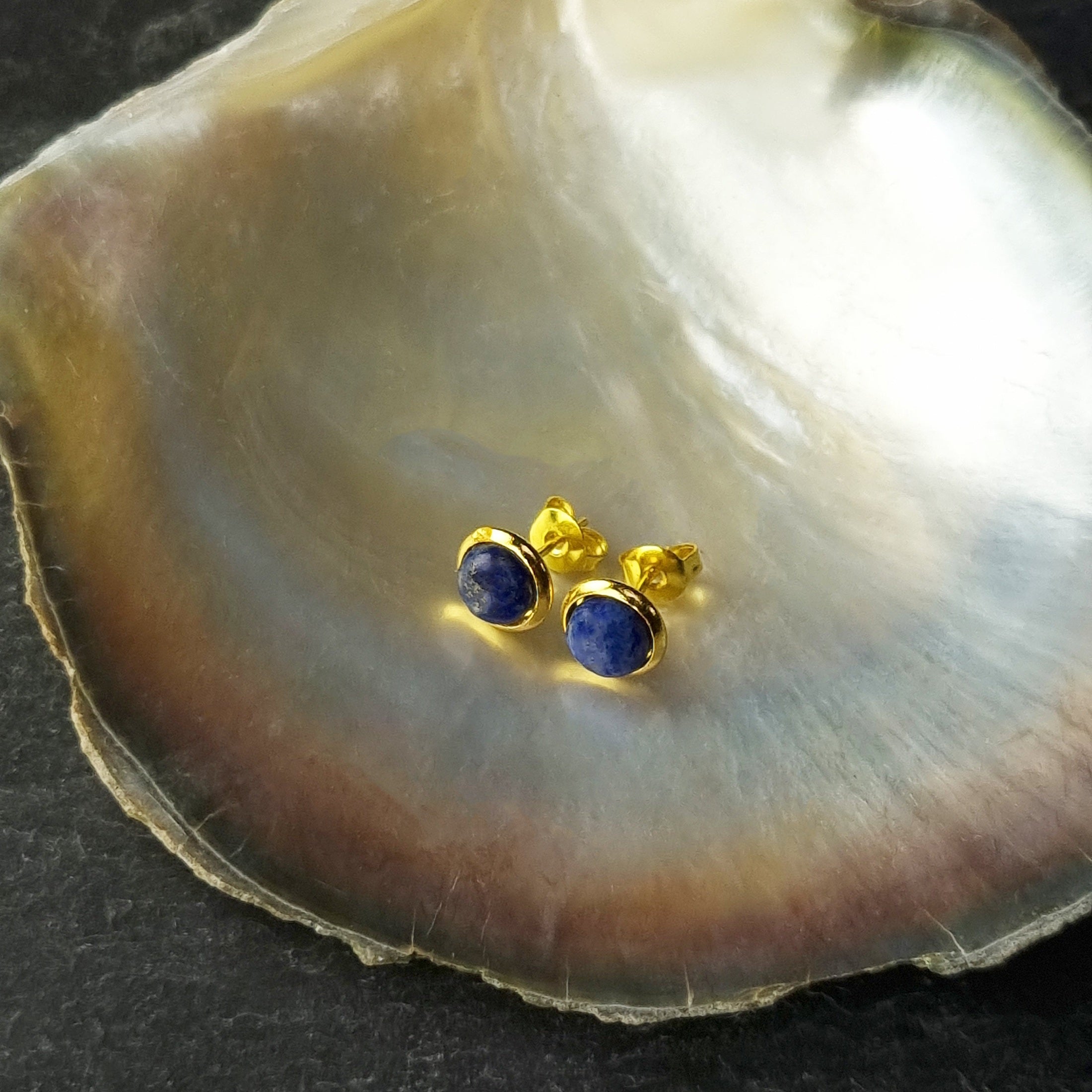 Blauwe edelstenen oorbellen met lapis lazuli, lapis lazuli oorknopjes liggend in schelp, bovenaanzicht | Lapis Lazuli Small Gold