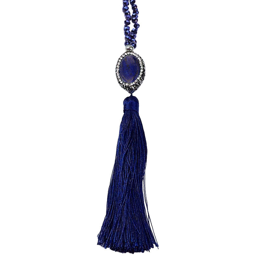 Detail van lange blauwe handgeknoopte edelstenen ketting met lapis lazuli, stras steentjes en kwastje | Bright Lapis Lazuli Tassel
