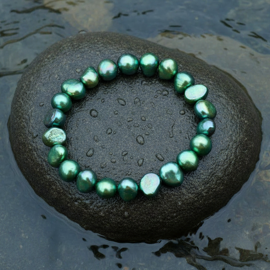 Groen zoetwaterparel armband liggend op steen in water, elastisch | Green Pearl