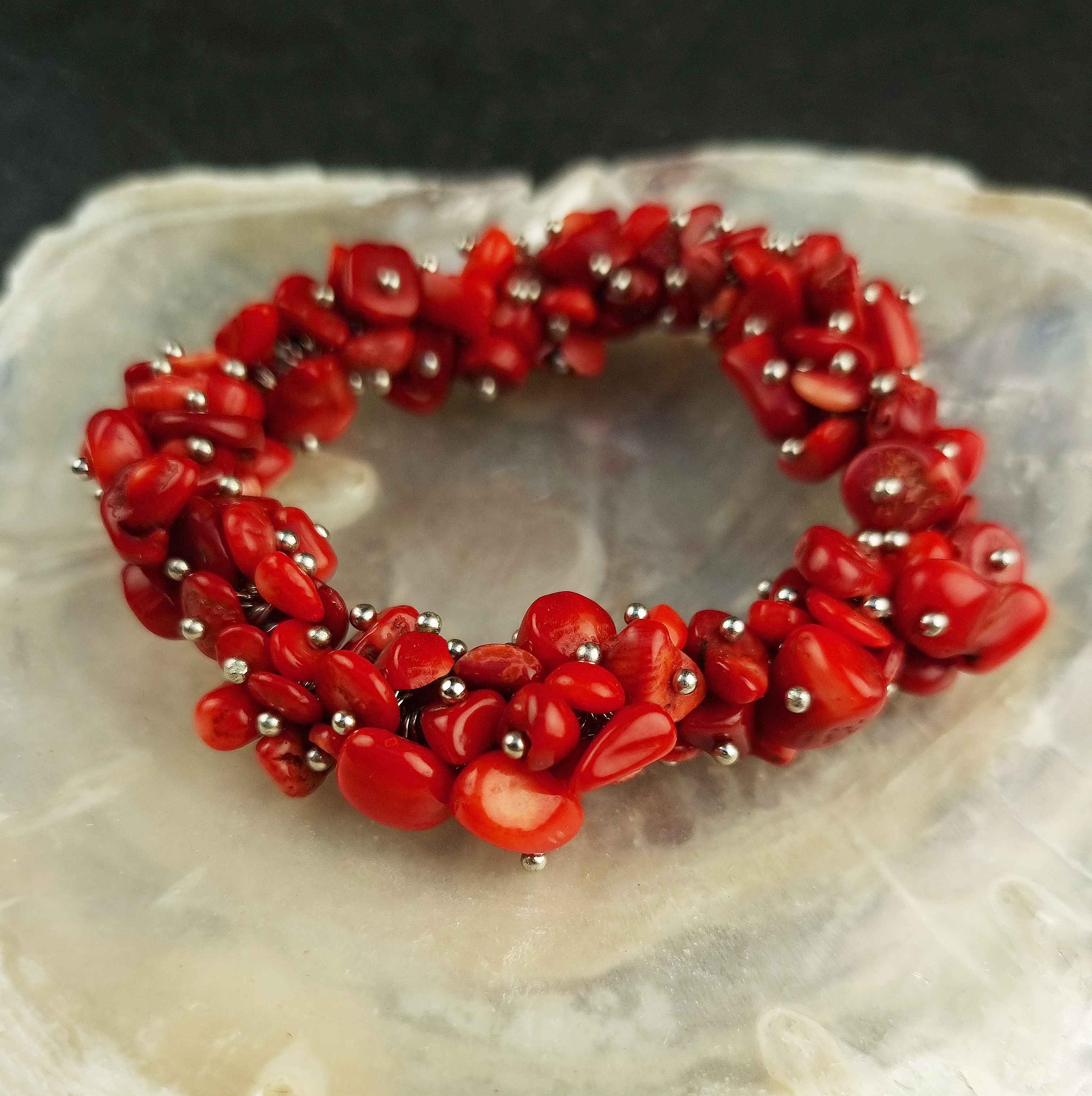 Dik rood koralen armband met stukjes koraal liggend op witte schelp | Coral Chip