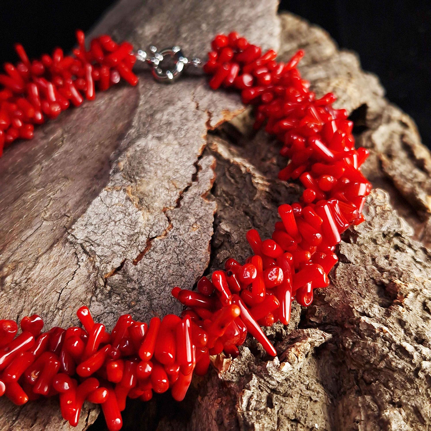 Detail van rood koralen ketting met achtergrond schors | Carola