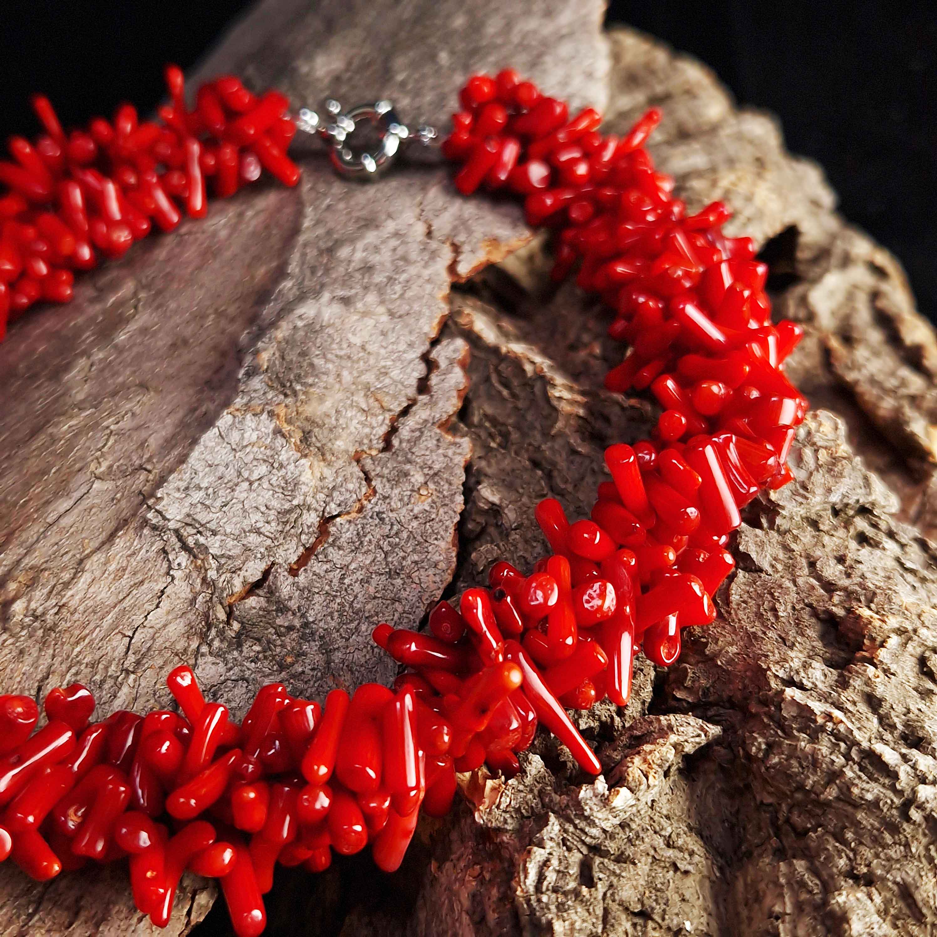 Detail van rood koralen ketting met achtergrond schors | Carola