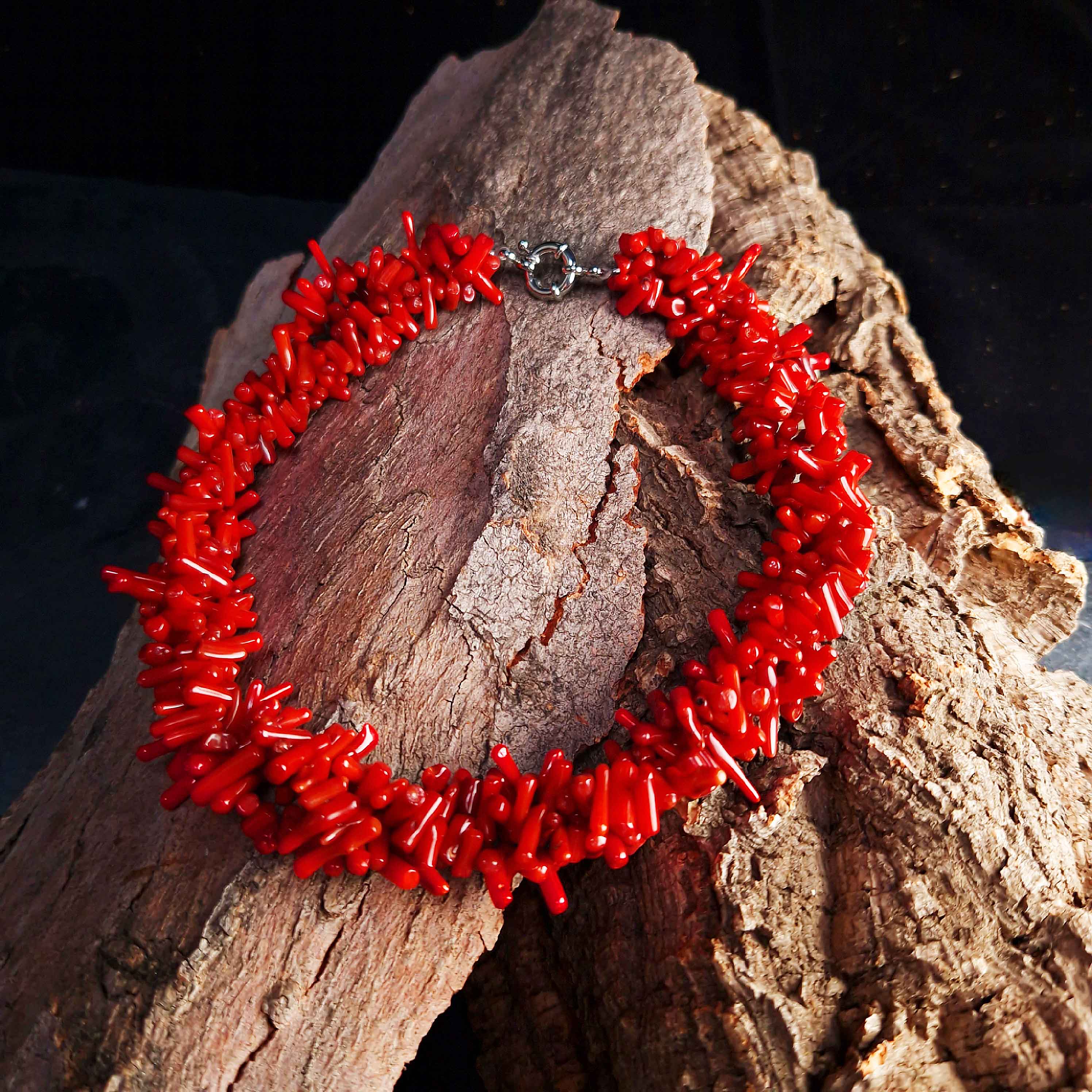 Rood koralen ketting met achtergrond schors | Carola