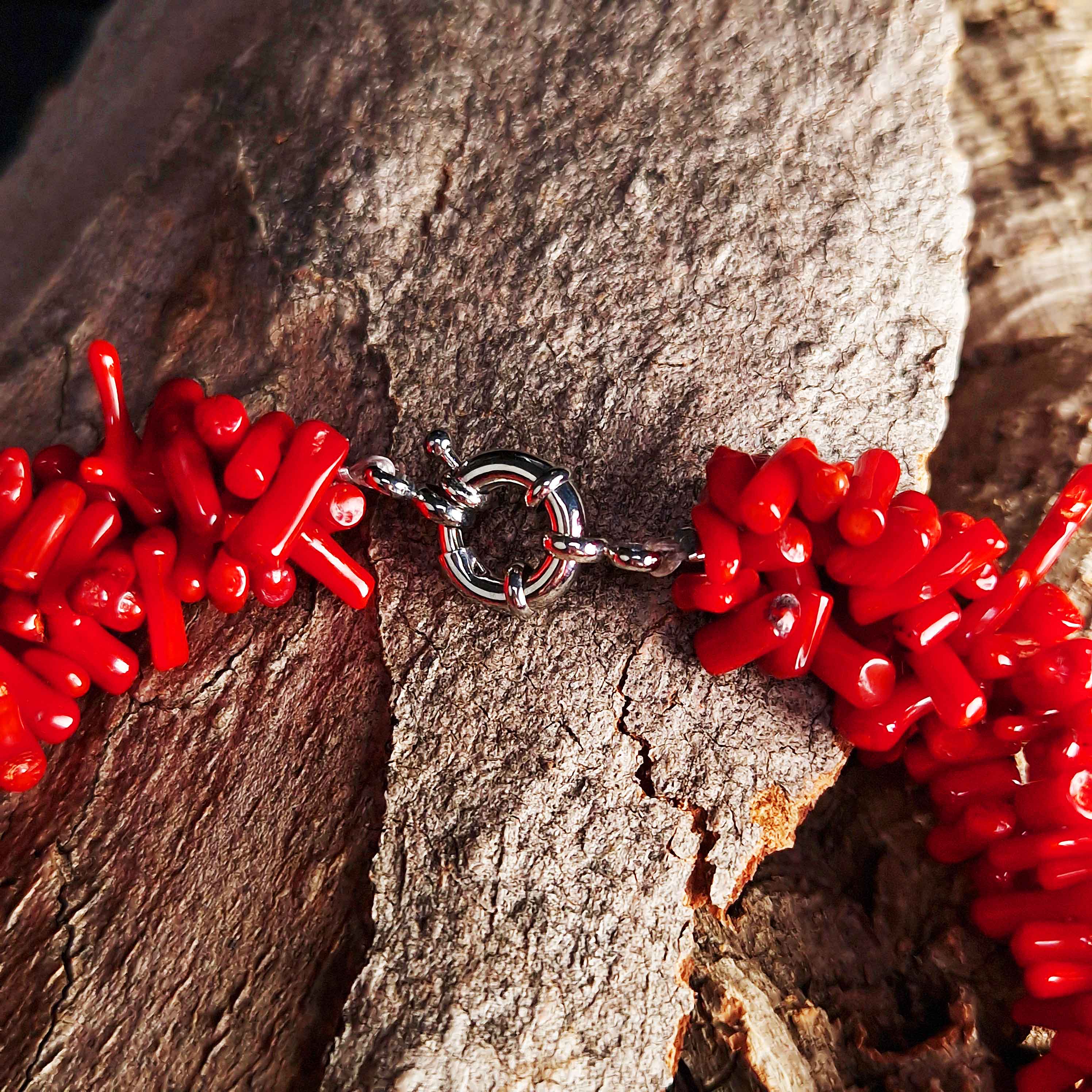 Slotje van rood koralen ketting met achtergrond schors | Carola