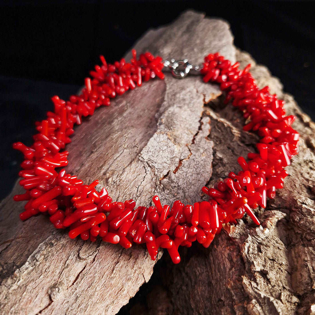 Rood koralen ketting vooraanzicht met achtergrond schors | Carola