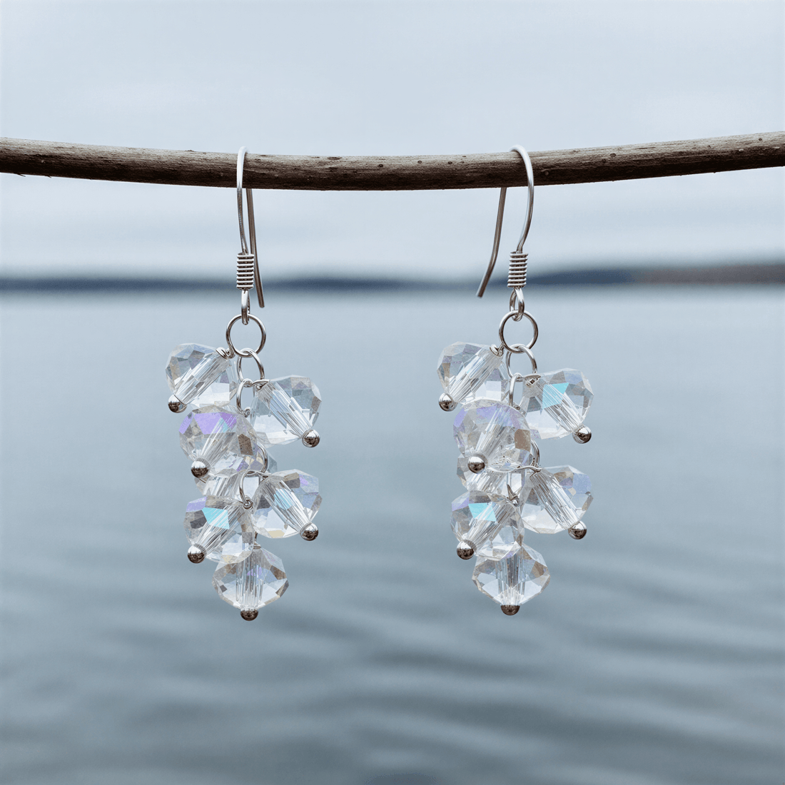 Kristallen oorbellen met trosje helder kristal en sterling zilver 925 hangend aan takje boven water | White Crystal