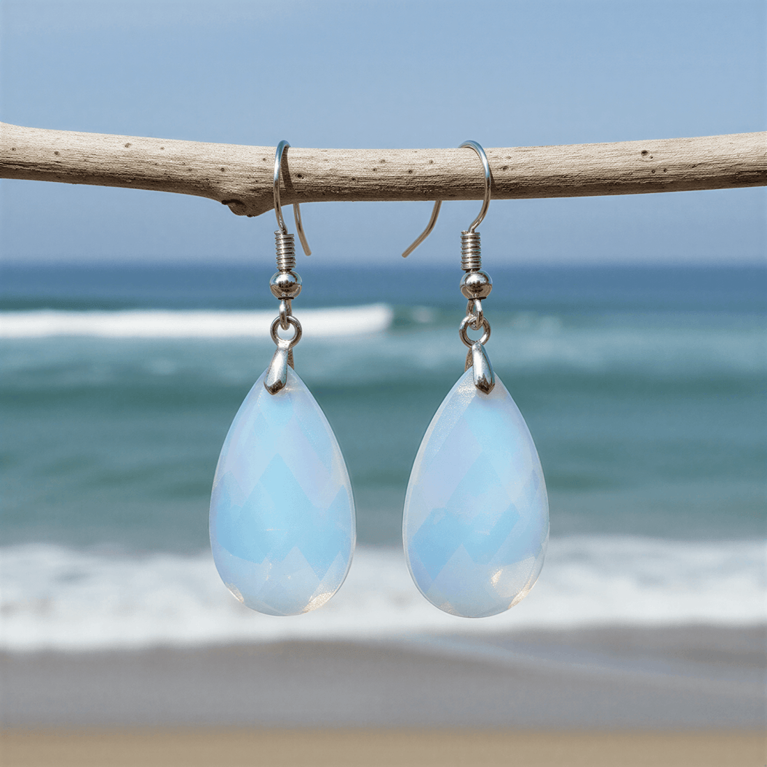 Licht blauwe edelstenen oorbellen met zee opaal en sterling zilver (925) hangend aan takje | Facet Sea Opal
