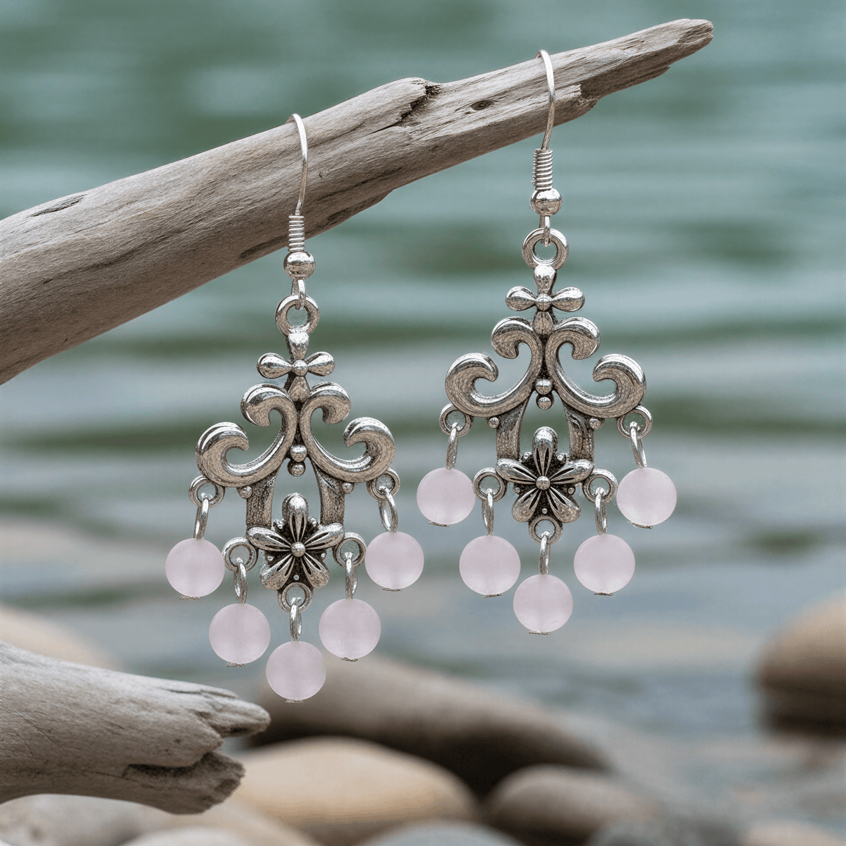 Lange licht roze edelstenen oorbellen met rozenkwarts en sterling zilver (925) hangend aan tak boven water | Chandelier Frozen Rosé Quartz