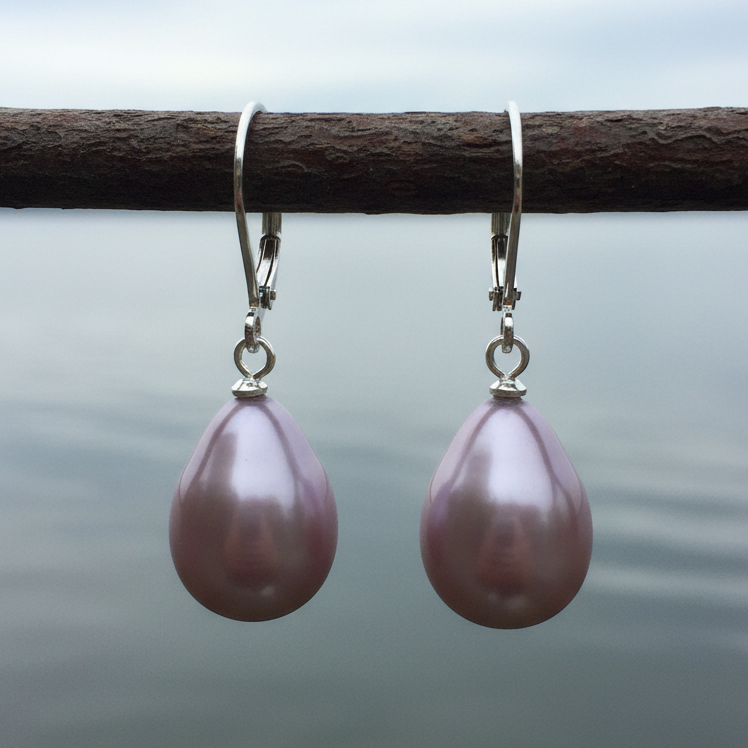 Roze mother of pearl parel oorbellen met zilver edelstaal hangend aan takje | Holly