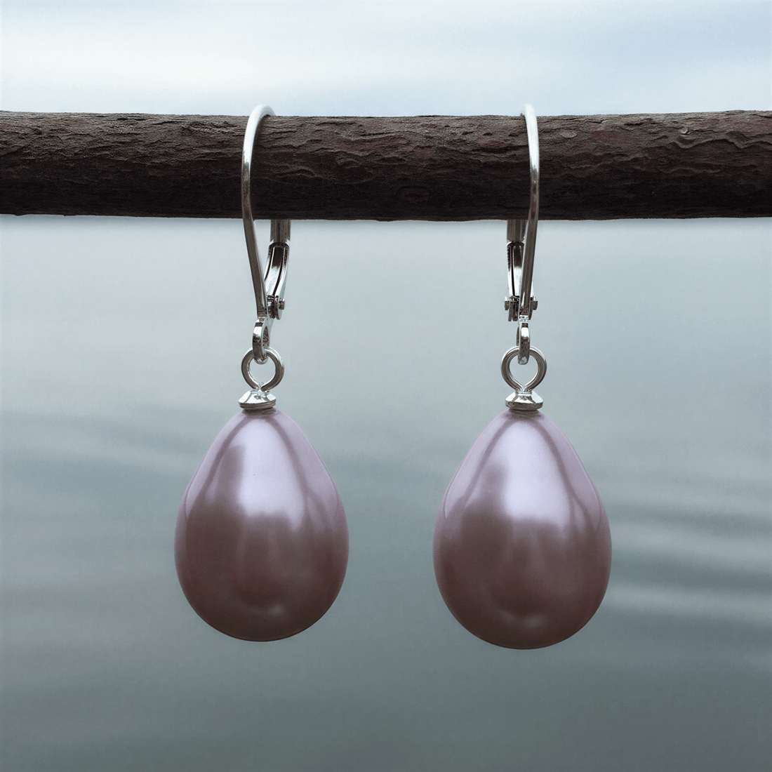 Roze mother of pearl parel oorbellen met zilver edelstaal hangend aan takje | Holly