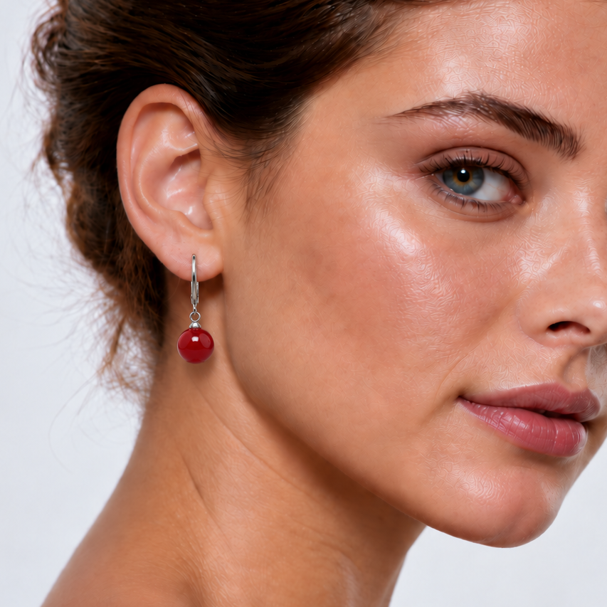 Rode mother of pearl parel oorbellen Met zilver edelstaal gedragen door model | Scarlet