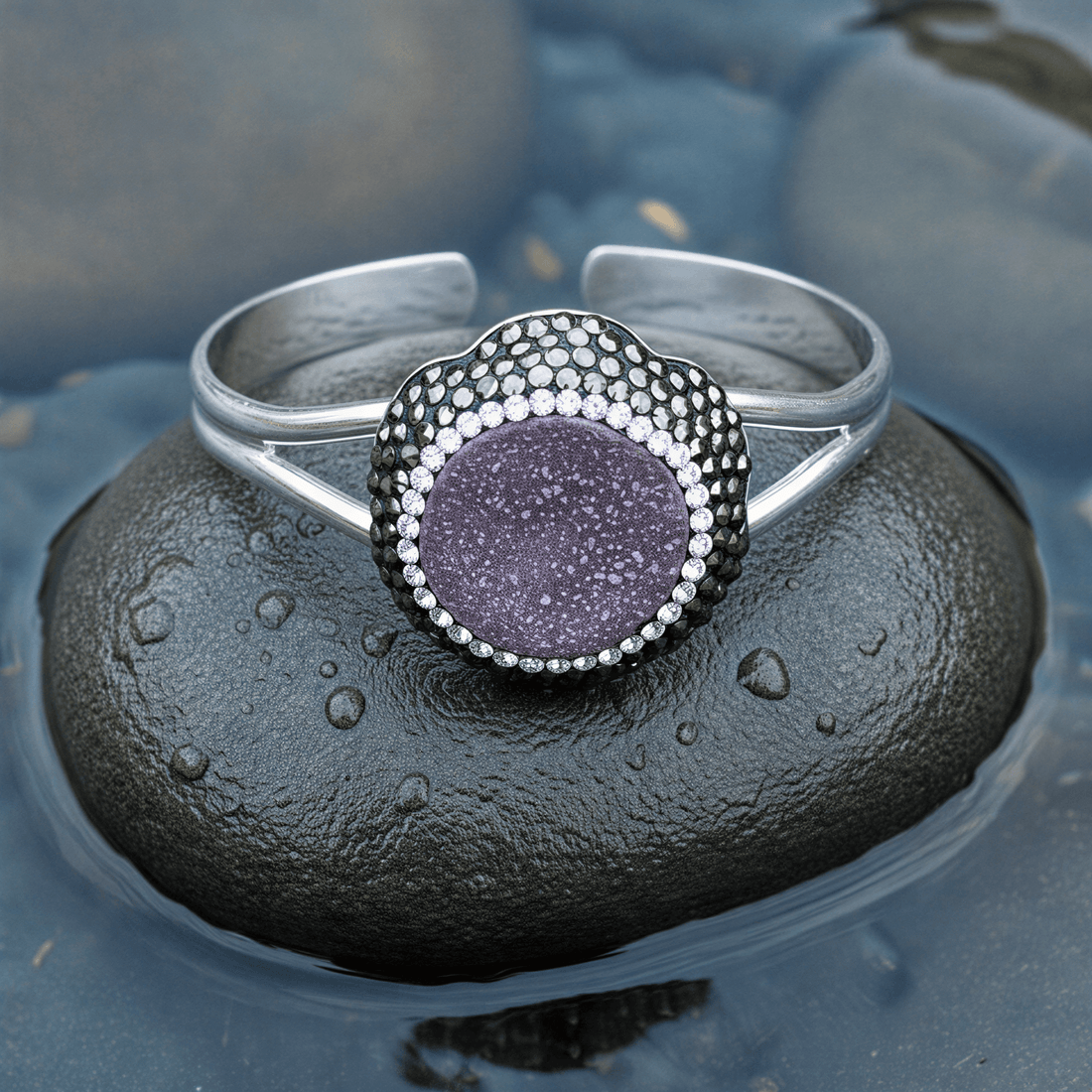 Druzy bangle frisse generatie op natte grijze steen