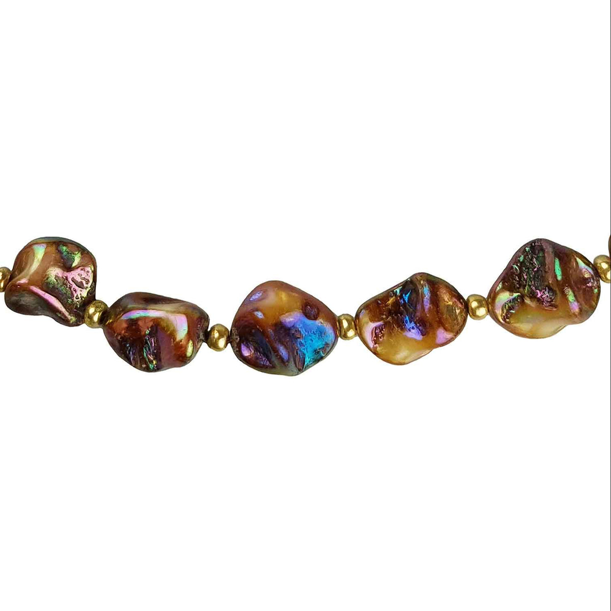 Detail van bruin gekleurde parelmoeren schelpen ketting en goud edelstaal | set Shell AB Brown Gold