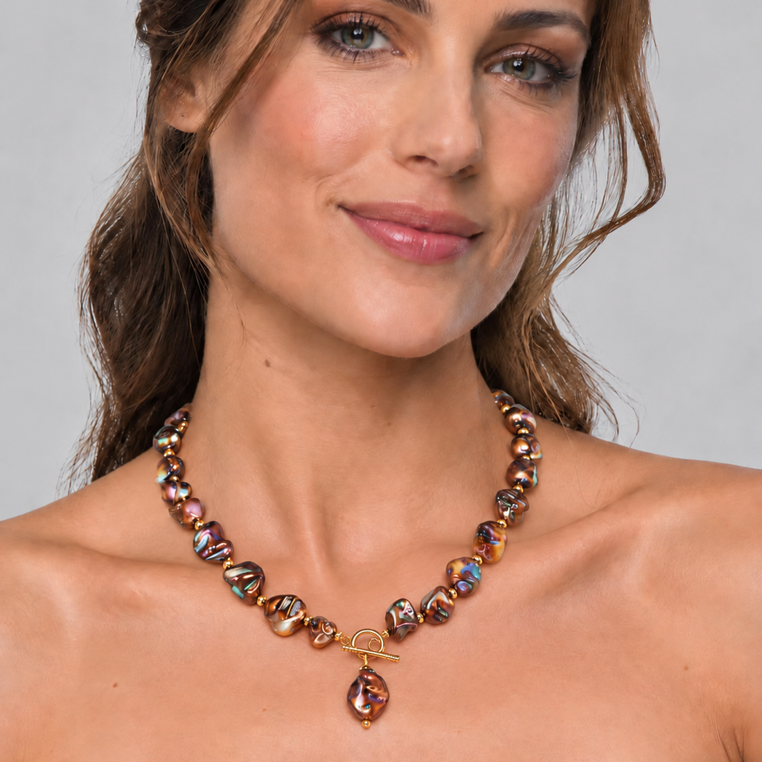 Bruin gekleurde parelmoeren schelpen ketting en goud edelstaal op model | set Shell AB Brown Gold