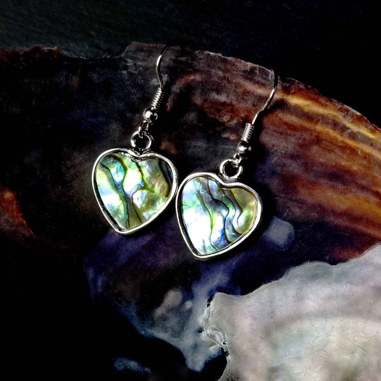 Parelmoeren oorbellen met abaloon in hartjes vorm en sterling zilveren oorbelhaakjes liggend in schelp | Abalone Silver Heart