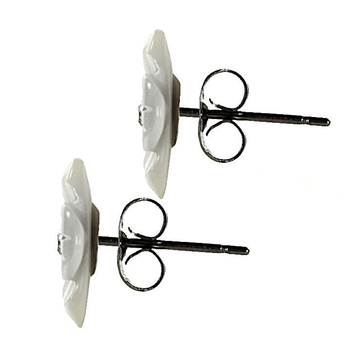 Witte parelmoeren oorknopjes met bloem en stras steentjezijaanzicht | Big Flower Bling