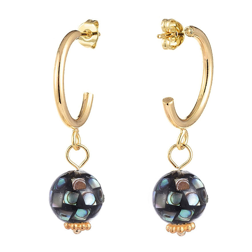 Zwarte parelmoeren oorbellen met goud edelstaal, zwarte parelmoeren oorringen met goud edelstaal, voor- en achteraanzicht | Golden Hope Black Mosaic Ball