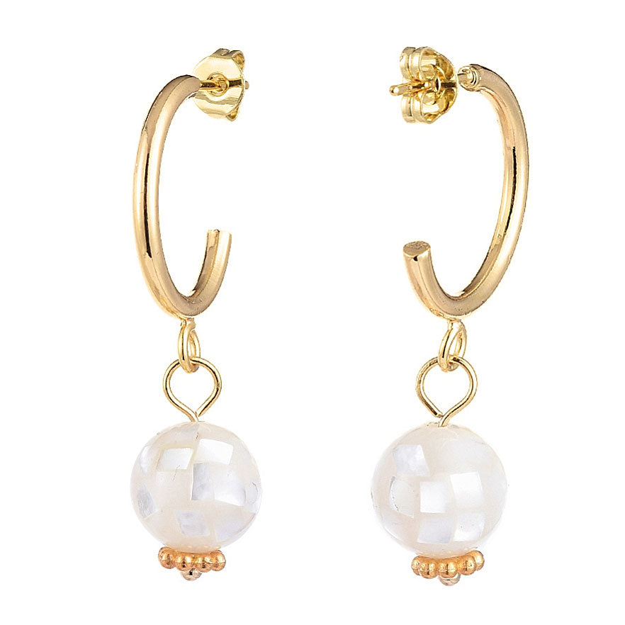 Voor- en achteraanzicht van parelmoeren oorbellen met goud kleurig edelstaal, oorringen | Golden Hope White Mosaic Ball