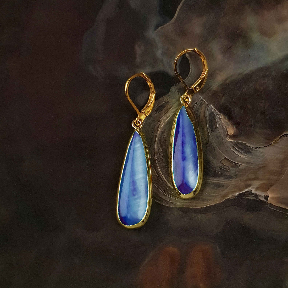 Blauwe parelmoeren oorbellen met goud edelstaal liggend in schelp - Oblong Drop Blue