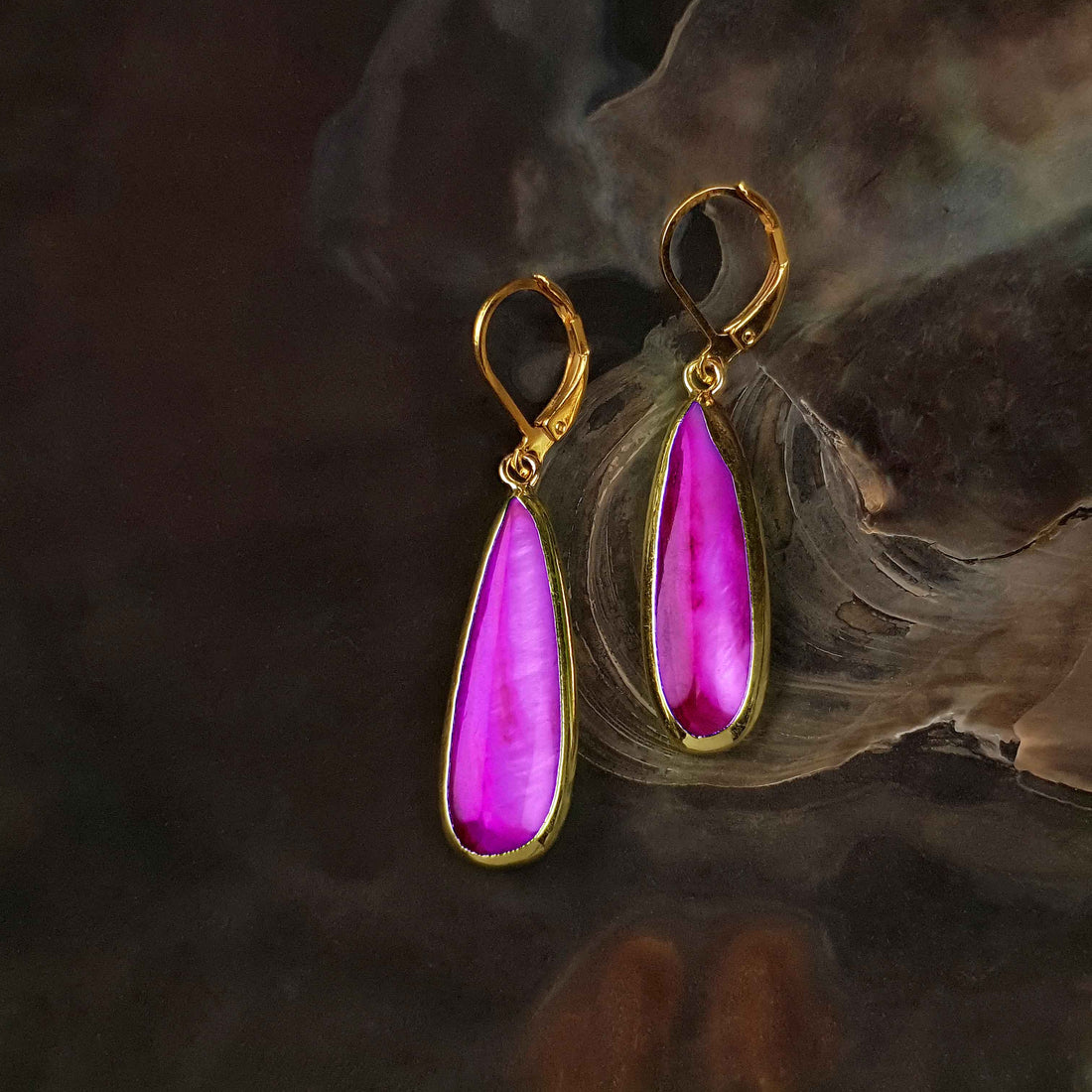 Roze parelmoeren oorbellen met goud edelstaal liggend in schelp- Oblong Drop Pink