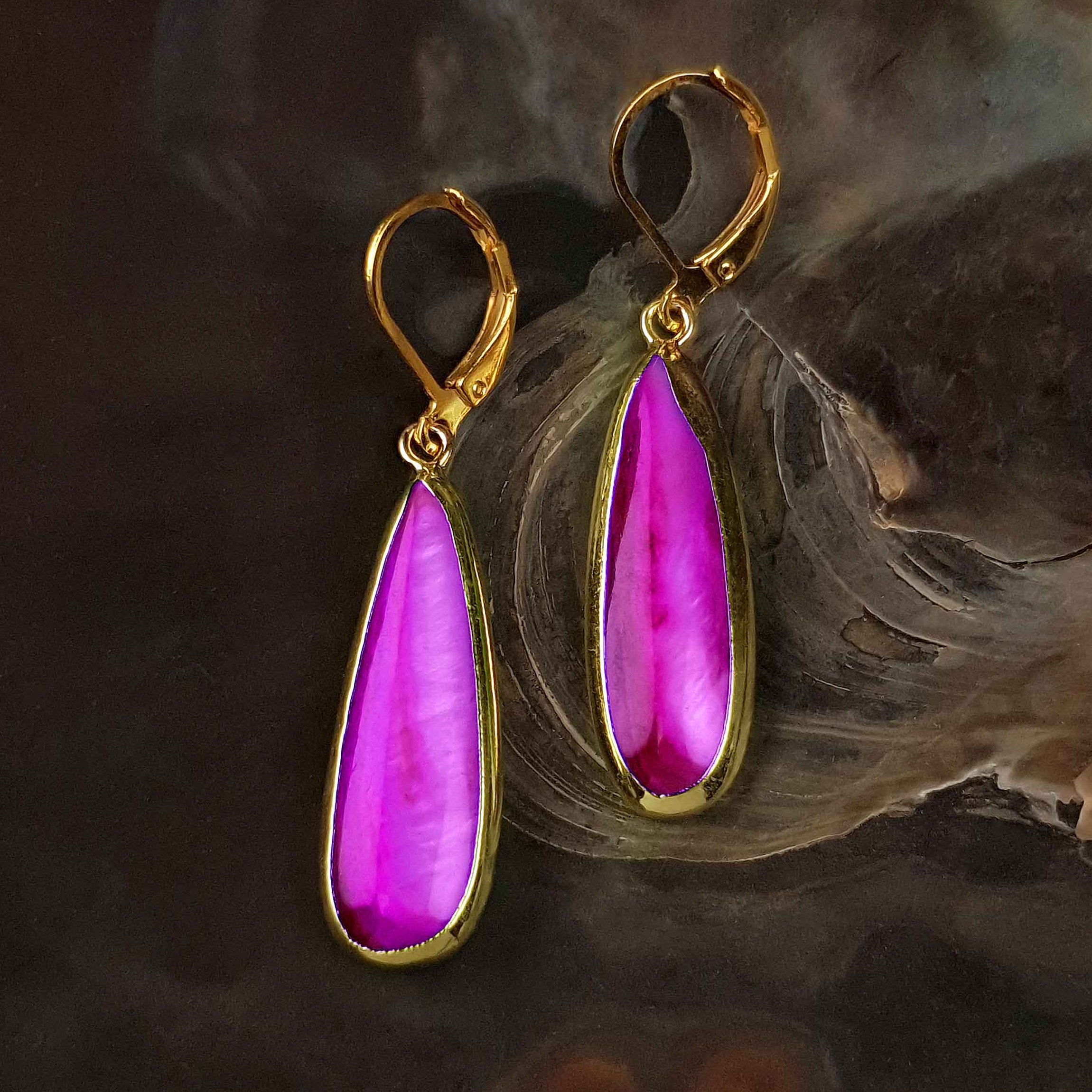 Roze parelmoeren oorbellen met goud edelstaal liggend in schelp- Oblong Drop Pink