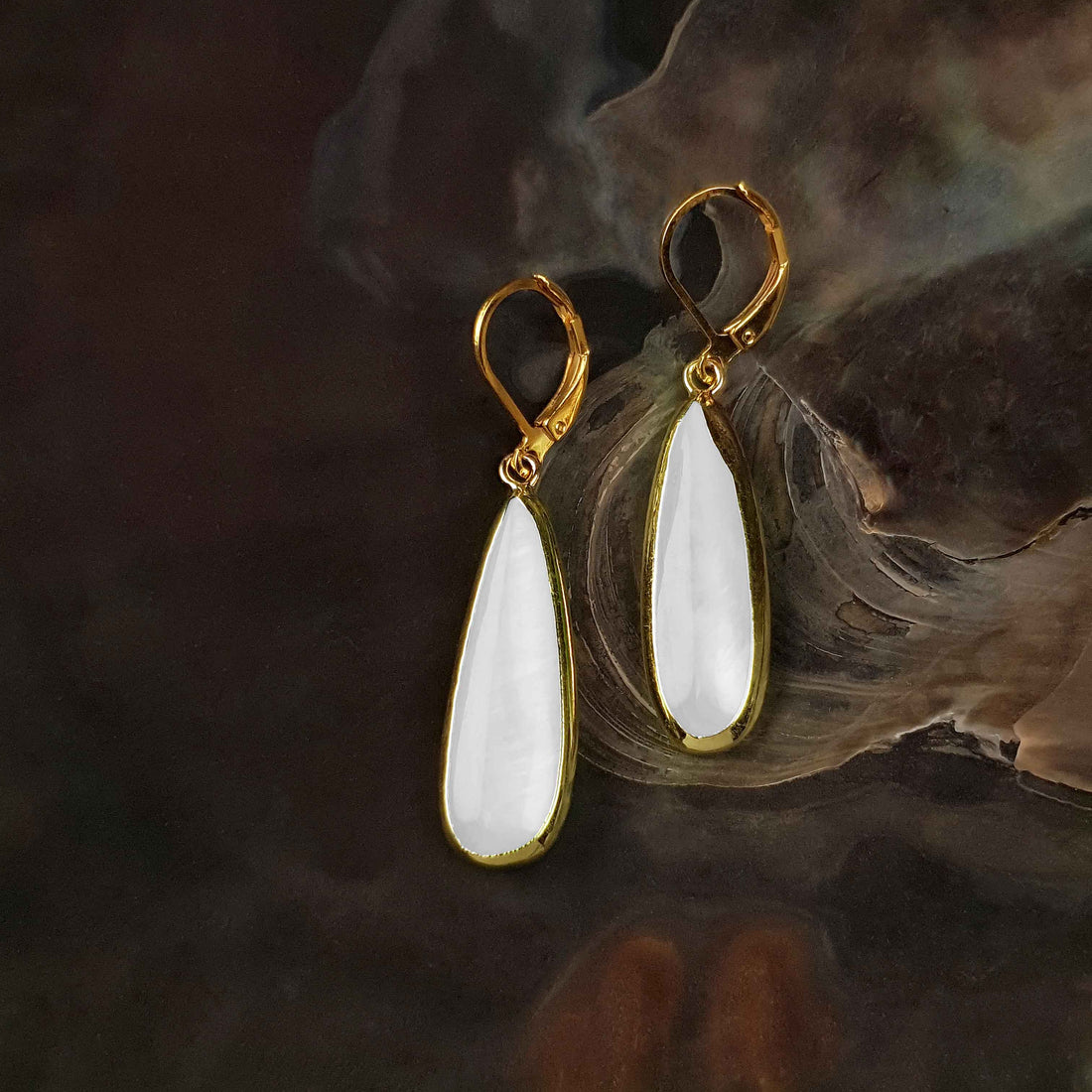 Witte parelmoeren oorbellen met goud edelstaal liggend in schelp - Oblong Drop White