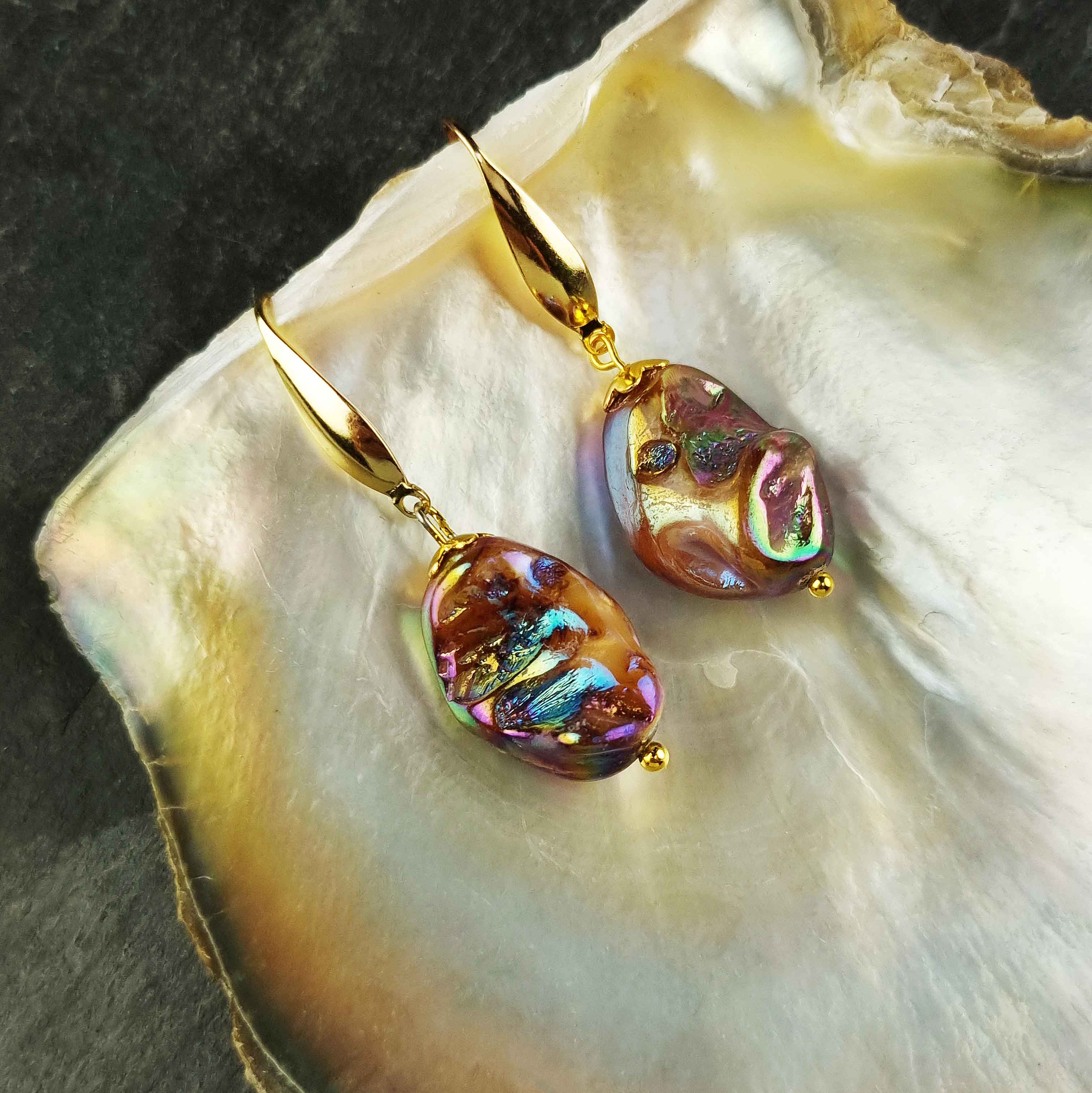 Bruin gekleurde parelmoeren schelpen oorbellen met goud edelstaal liggend in schelp | set Shell AB Brown Gold