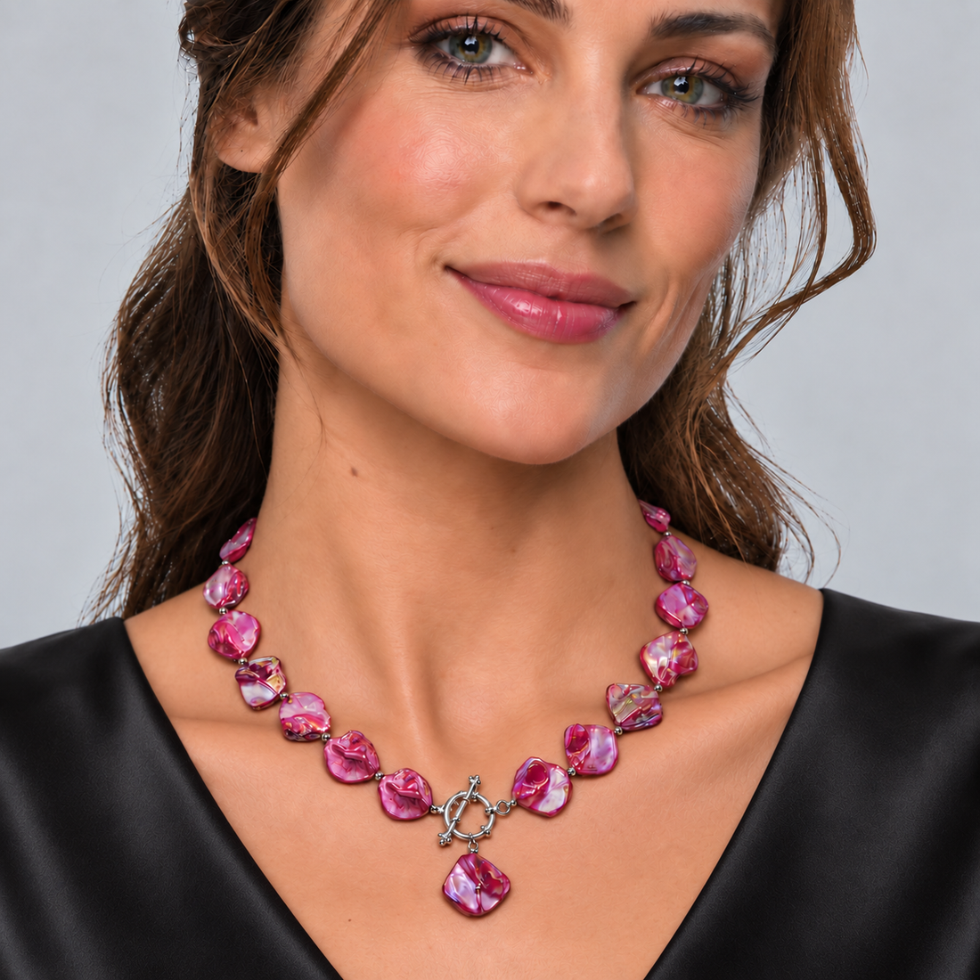 Pink gekleurde parelmoeren schelpen ketting met hanger op model met zwarte top | Shell AB Pink