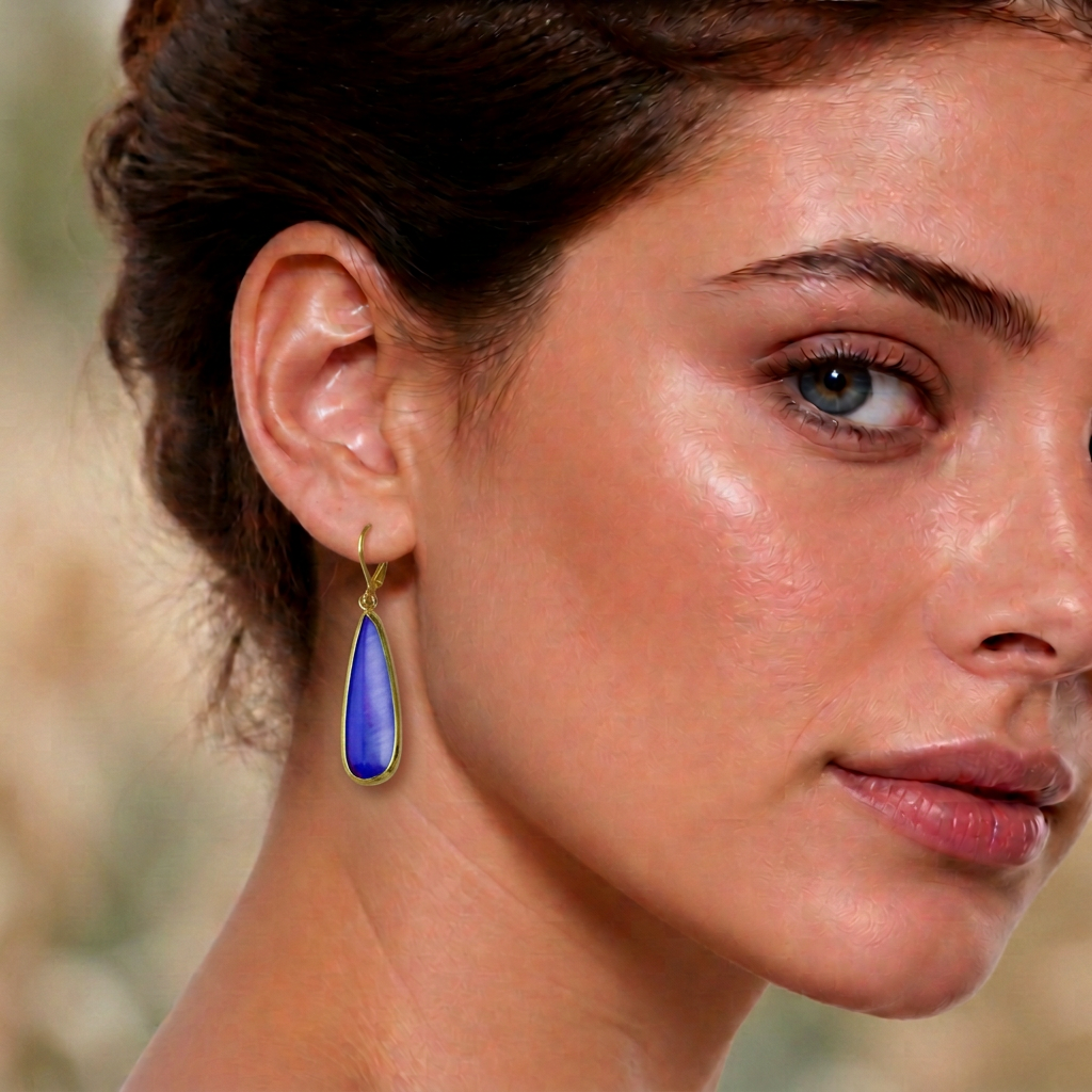 Blauwe parelmoeren oorbellen met goud edelstaal gedragen door model - Oblong Drop Blue