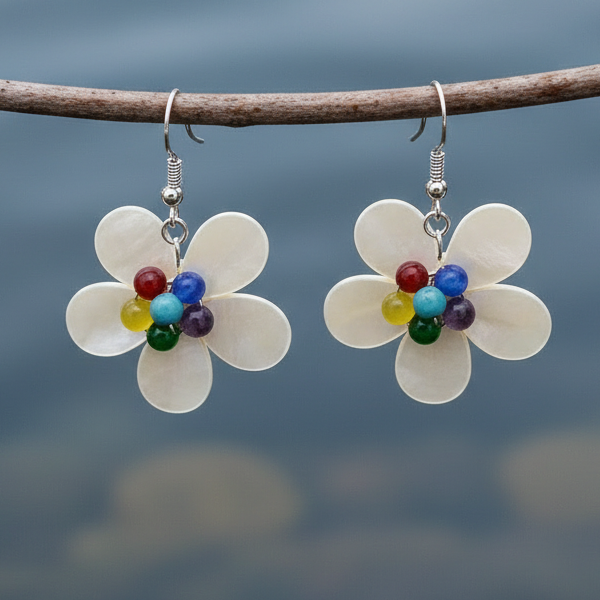 Parelmoeren oorbellen met wit parelmoer in de vorm van een bloem met zilver edelstaal hangend aan takje | White Shell Flower Multi Stone