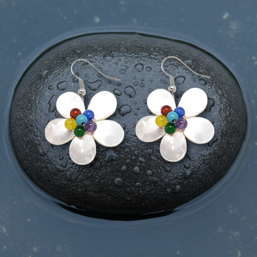 Parelmoeren oorbellen met wit parelmoer in de vorm van een bloem met zilver edelstaal liggend op steen in water | White Shell Flower Multi Stone