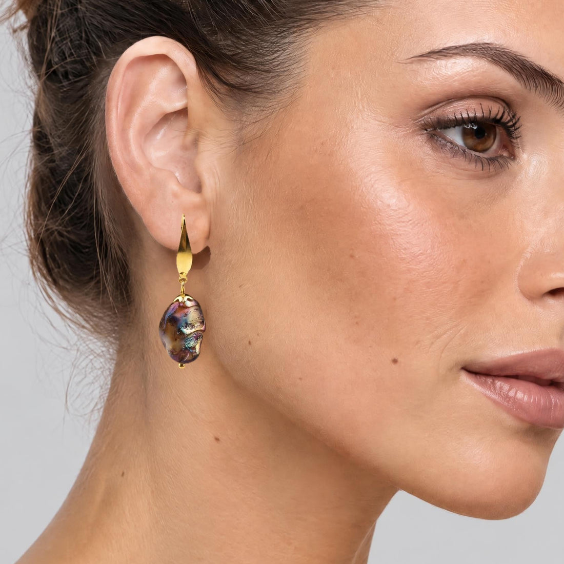 Bruin gekleurde parelmoeren schelpen oorbellen met goud edelstaal op model | set Shell AB Brown Gold