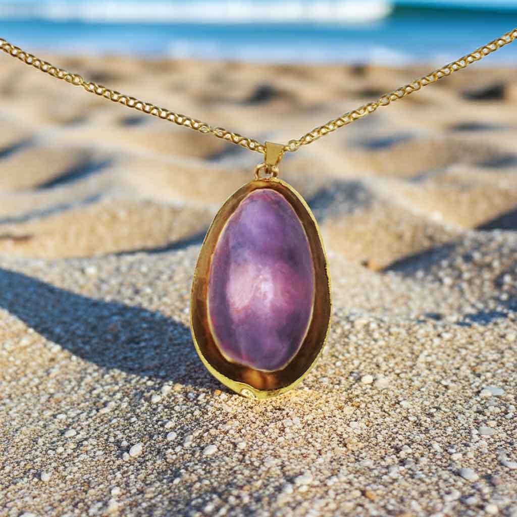 Paarse schelpen ketting met achtergrond strand | Shell Cowrie Purple