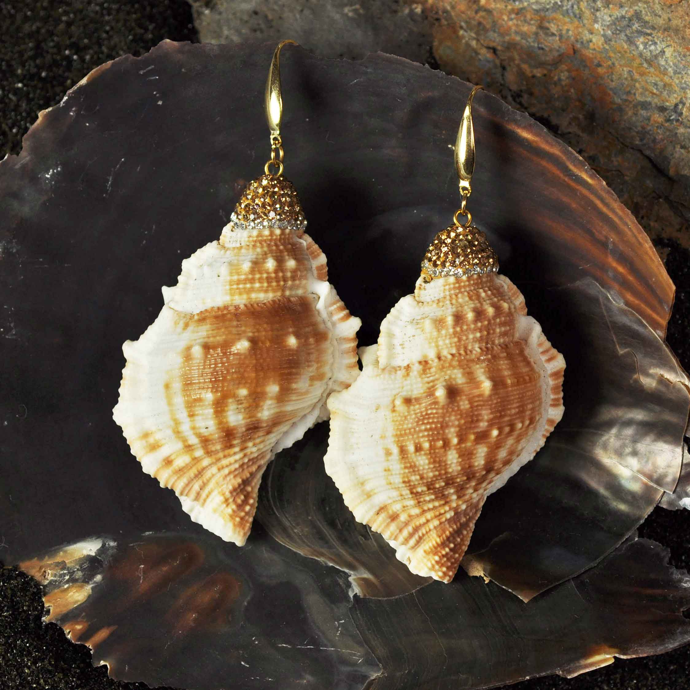 Grote licht gewicht schelpen oorbellen met goud edelstaal liggend in schelp | Bright Golden Spiral Shell