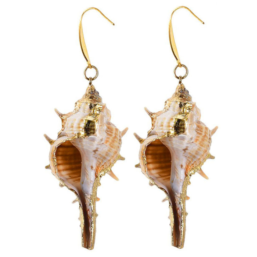 Lange schelpen oorbellen met witte schelp en goud edelstaal achterzijde | Shell Cabrit Gold