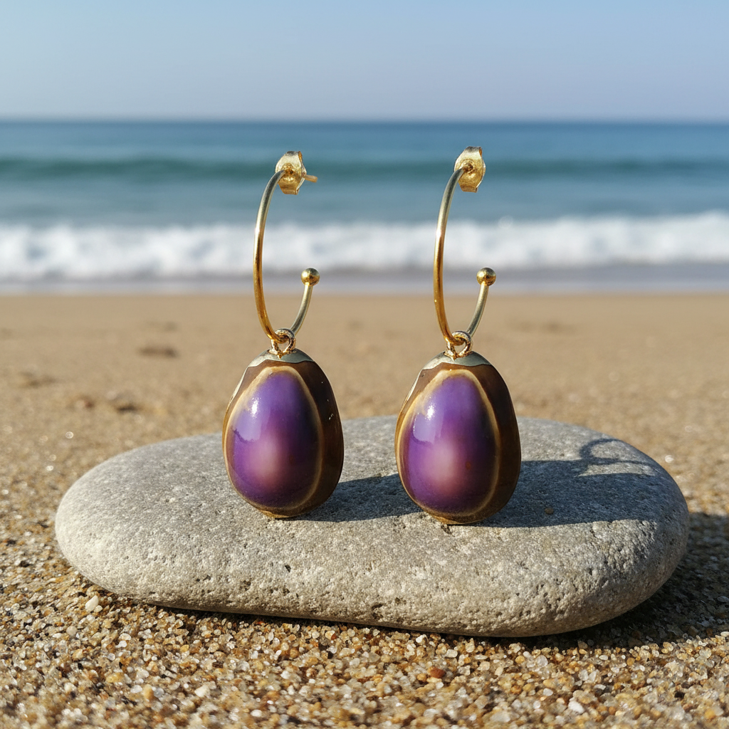 Gouden oorringen met paarse schelpen en goud edelstaal staand op steen | Shell Cowrie Purple