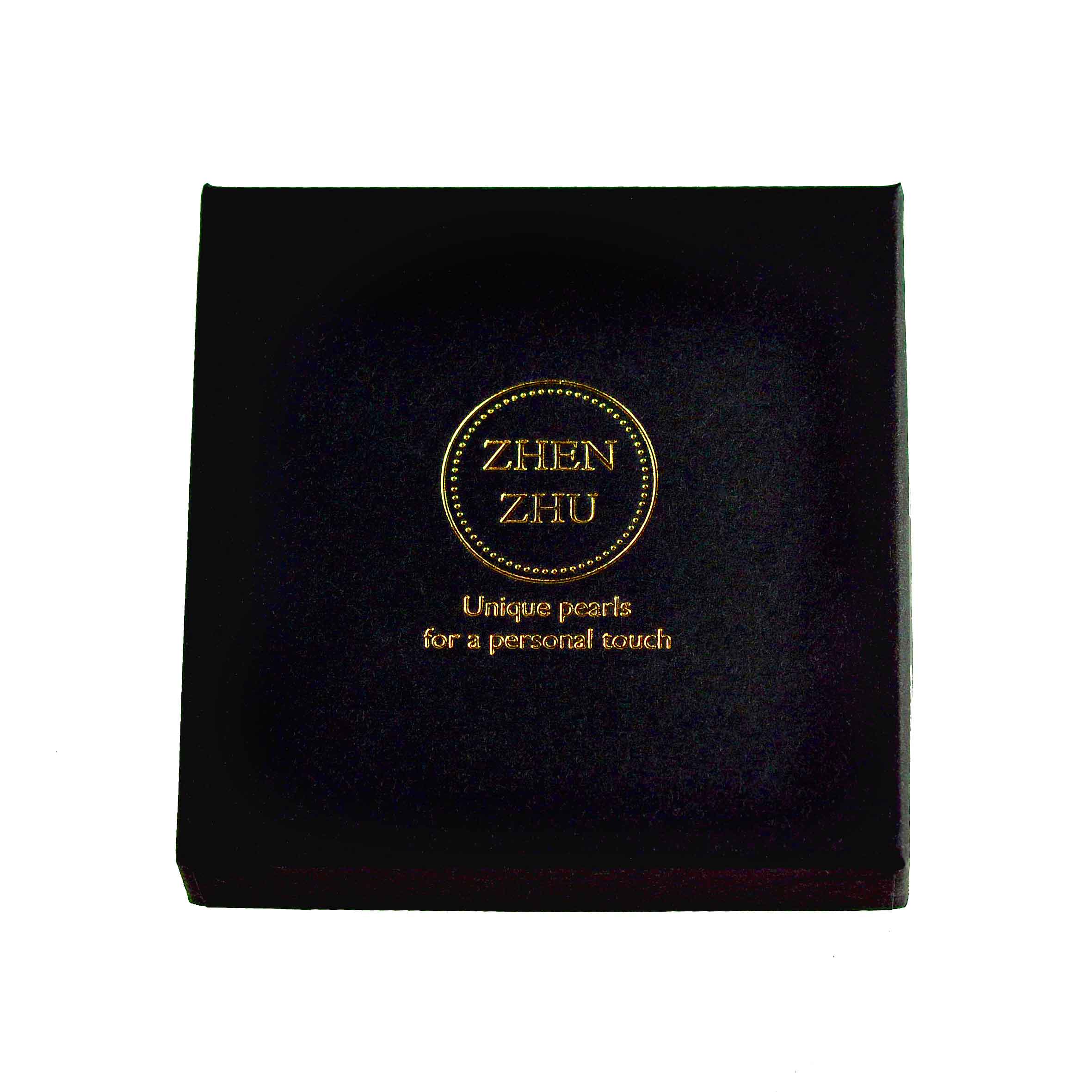 Zwart sieraden doosje met gouden logo Zhen Zhu | Parel set Bright Pearl Coral